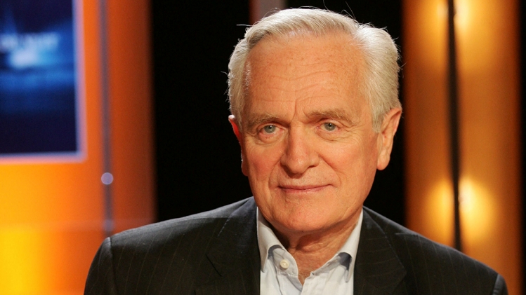 L’écrivain, journaliste et réalisateur Philippe Labro sur le plateau de l’émission « Vol de nuit », le 25 avril 2006