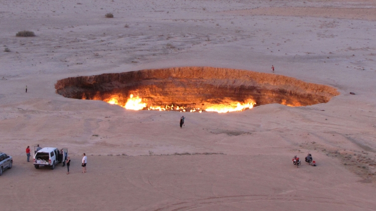 Une photo prise le 3 mai 2014 montre des personnes visitant la « Porte de l’enfer »