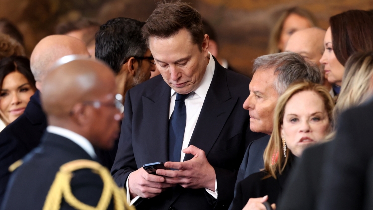 Elon Musk, PDG de SpaceX, X et Tesla, regarde son téléphone lors de l’investiture de Donald Trump en tant que 47e président des États-Unis dans la rotonde du Capitole à Washington, DC, le 20 janvier 2025.