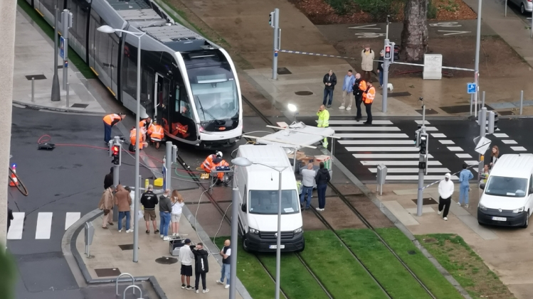 Le tram de Liège déraille après avoir été percuté par un car