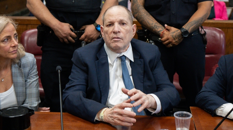 L’ancien producteur de films hollywoodiens Harvey Weinstein comparaît devant le tribunal pénal de Manhattan lors de son nouveau procès pour viol et agression sexuelle, à New York, le 9 juin 2025.