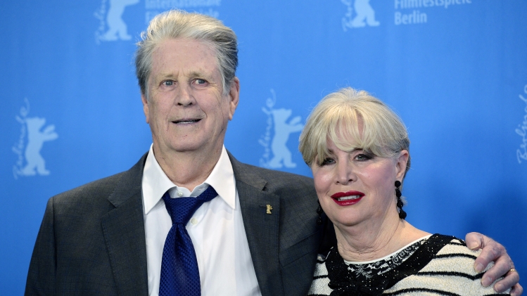 L’ancien Beach Boy Brian Wilson (G) et sa femme Melinda Ledbetter posent le 8 février 2015.