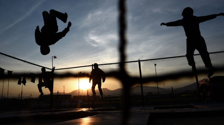 Des enfants jouant sur un trampoline.