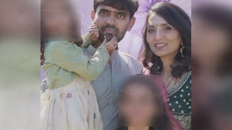 Arjun Patoliya avec son épouse, Bharti et leurs filles, âgées de 4 et 8 ans.