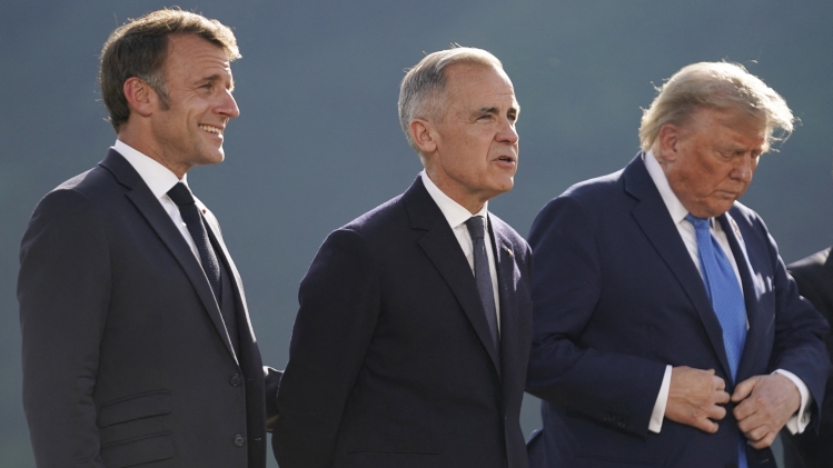 Le président français Emmanuel Macron, le premier ministre canadien Mark Carney et le président américain Donald Trump