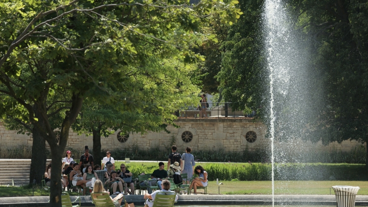 Des gens se rafraîchissent près d’une fontaine au Jardin des Tuileries, alors qu’une vague de chaleur frappe la France, à Paris, le 19 juin 2025.