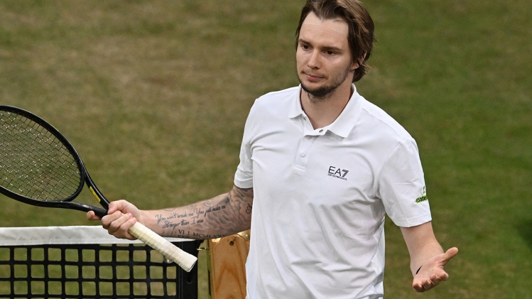 Alexander Bublik contre Jannik Sinner à Halle en 2025.