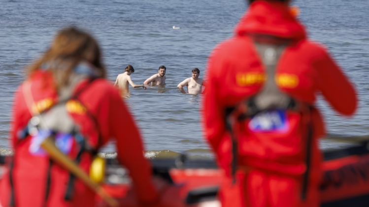 Des sauveteurs sur une plage de Knokke.
