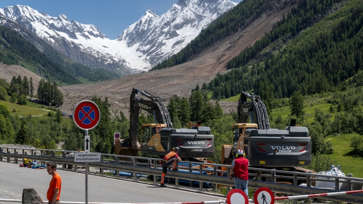 L’effondrement de l’immense glacier du Bouleau et un glissement de terrain massif ont détruit le petit village évacué de Blatten, dans les Alpes suisses.