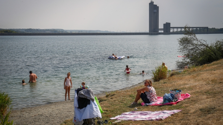 Des personnes profitent de la plage Espace-Fun au lac de la Plate-Taille.