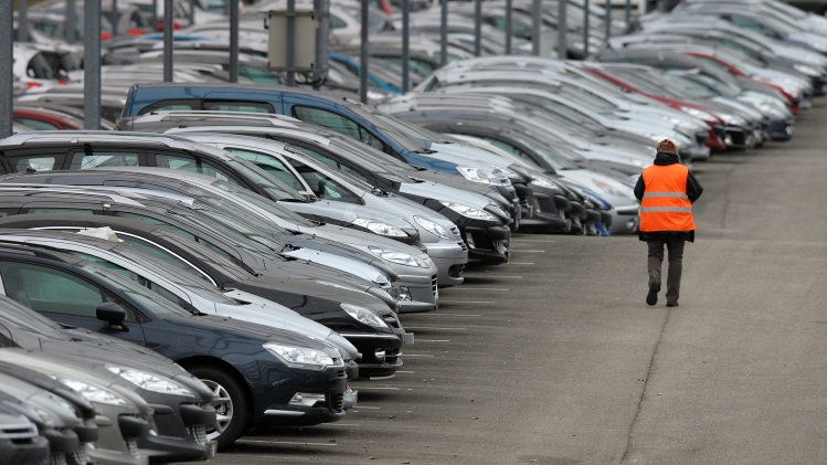La voiture a été garée sur le parking d’une base militaire.