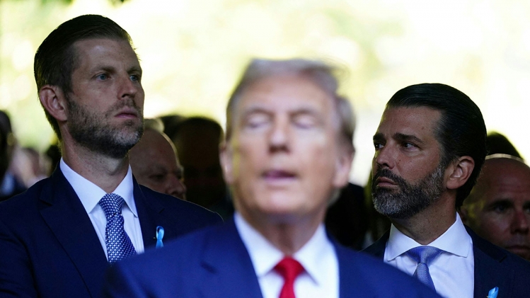 De gauche à droite - Eric Trump, Donald Trump, Donald Trump Jr.