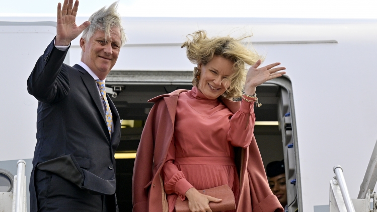 Le roi Philippe et la reine Mathilde photographiés à leur départ pour le Chili