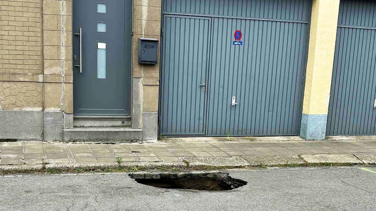 Un trou s’est formé sur la rue de la Glacerie, à Courcelles, le 26 juin 2025, devant la maison de Céline.