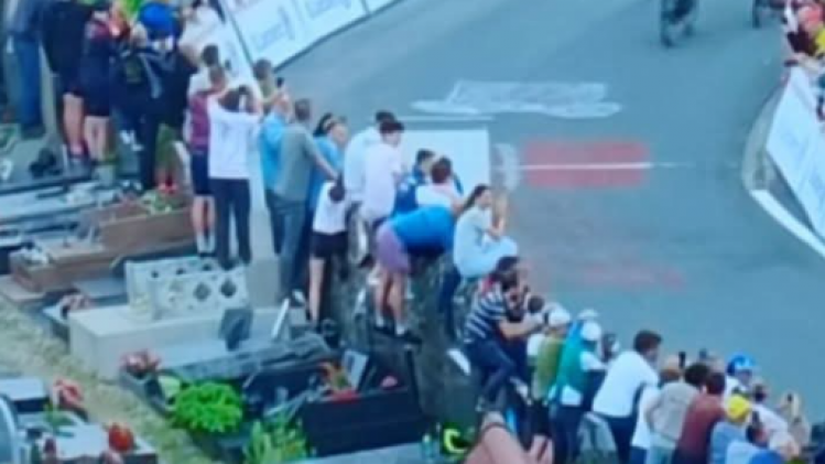 Une polémique éclate sur le Tour de France : des spectateurs montent sur  des tombes pour mieux voir le peloton | RTL Info