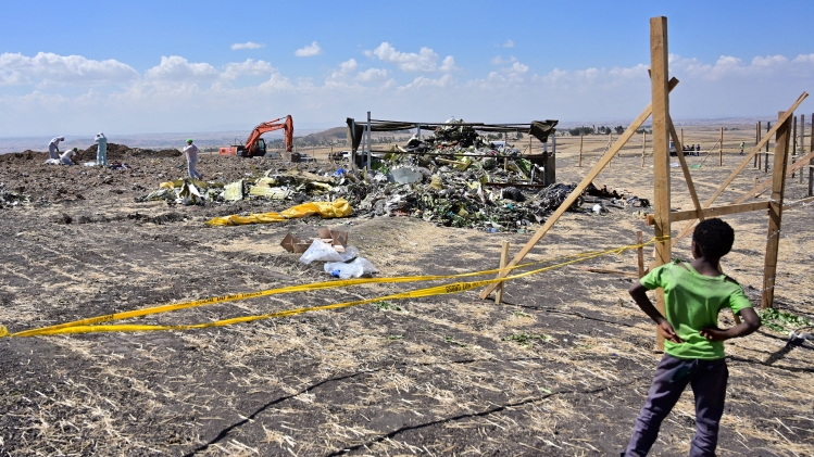 Amas de débris d’avion sur le site du crash d’un Boeing 737 MAX d’Ethiopian Airlines, le 16 mars 2019.