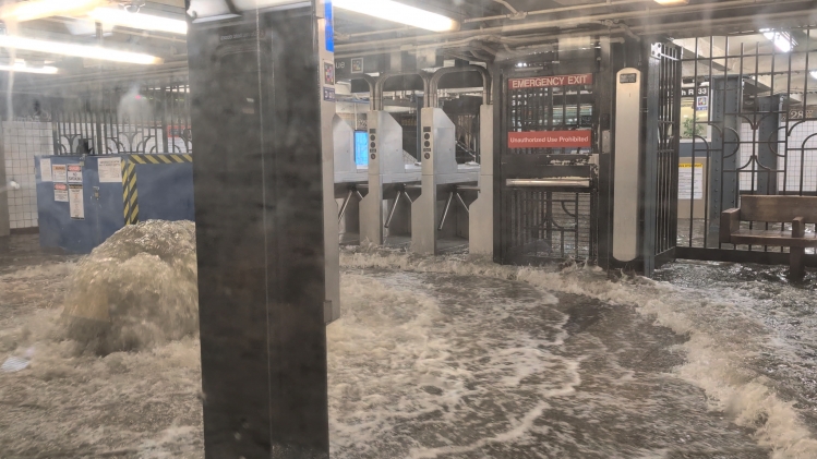 Métro inondé dans une station à New York