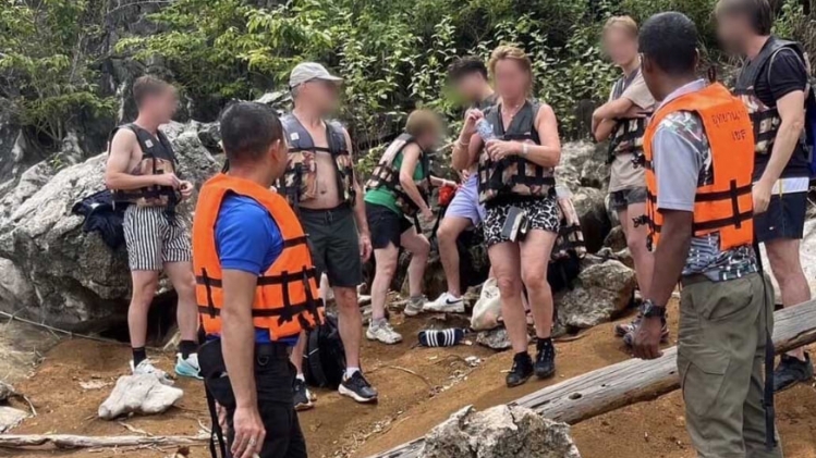 Touristes secourus après le naufrage d’un bateau en Thaïlande