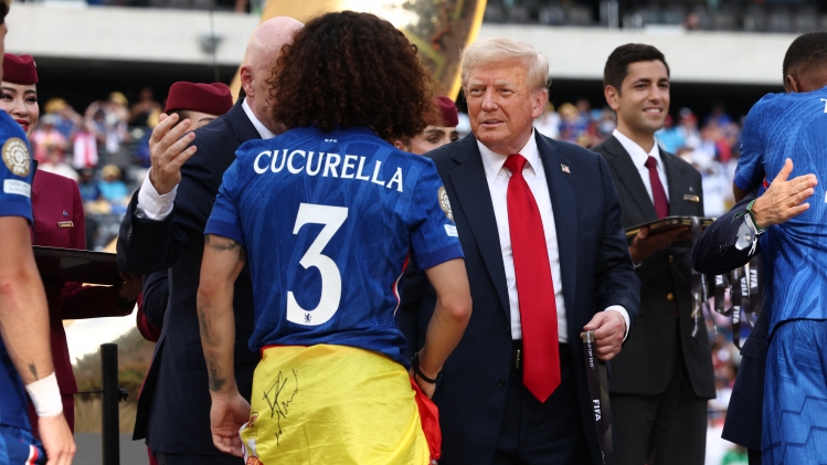 Donald Trump avec Marc Cucurella lors de la finale de la Coupe du monde des clubs