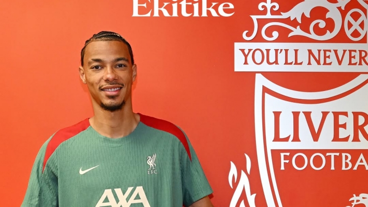 Photo officielle d’Hugo Ekitike avec le maillot de Liverpool