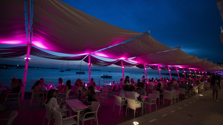Une des célèbres terrasses des bars de plage de San Antoni