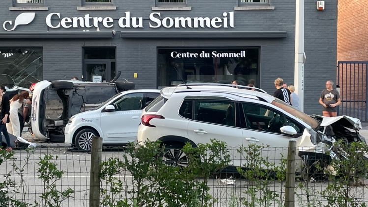 Une des voitures a fini sur le flanc, à Nimy.