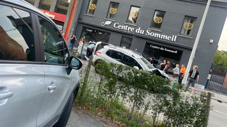 Une des voitures a fini sur le flanc, à Nimy.