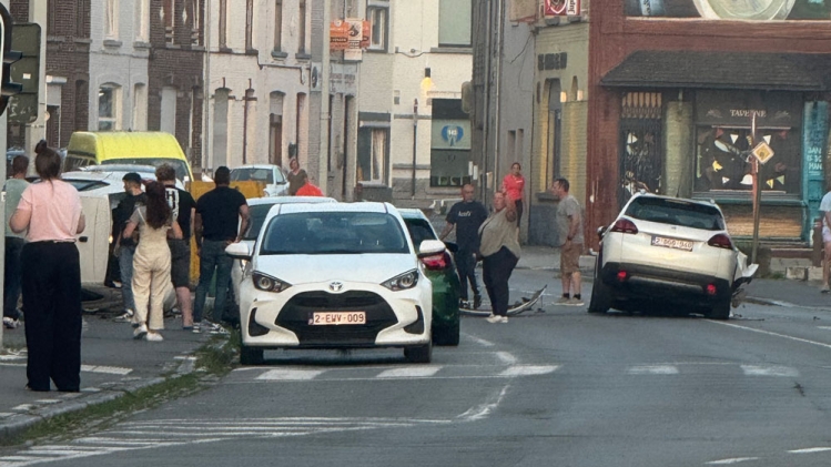 Une des voitures a fini sur le flanc, à Nimy.