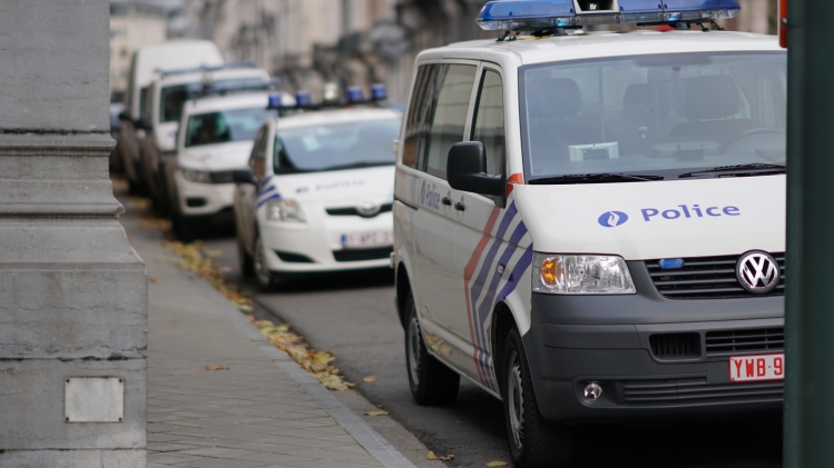 Les policiers ont découvert les deux corps dans la pièce principale de la maison.