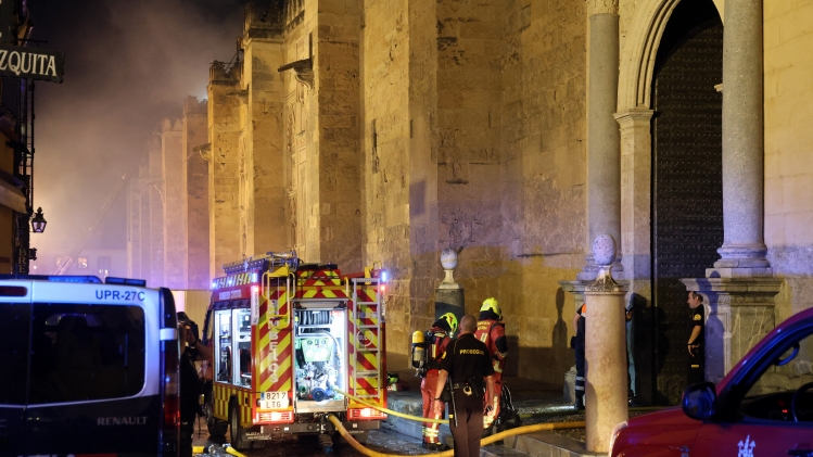 La mosquée était encore en feu vendredi vers 21h.