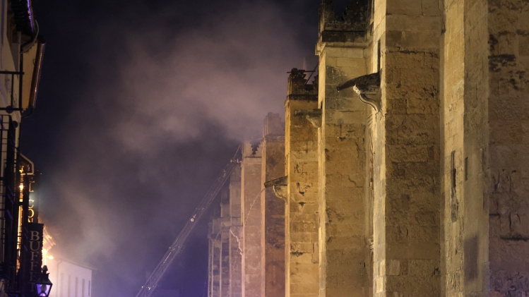 La mosquée était encore en feu vendredi vers 21h.