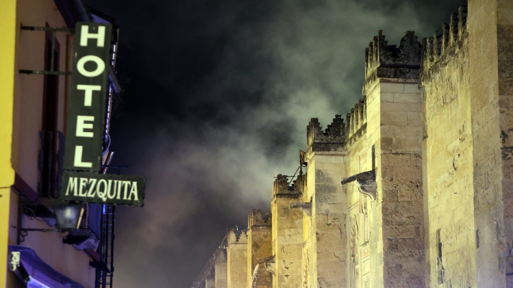 La mosquée était encore en feu vendredi vers 21h.