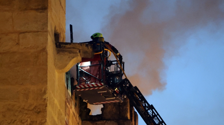 La mosquée était encore en feu vendredi vers 21h.
