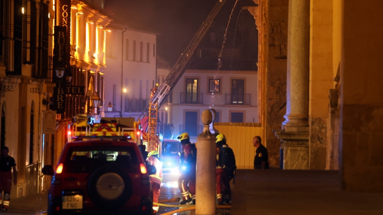 La mosquée était encore en feu vendredi vers 21h.