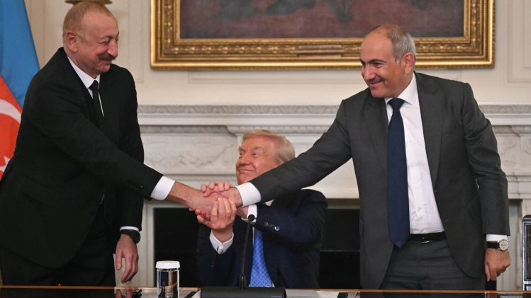 Le président azerbaïdjanais Ilham Aliyevserrant la main du Premier ministre arménien Nikol Pashinyan en présence du président américain Donald Trump, au centre.