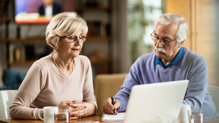couple-de-personnes-agees-utilisant-un-ordinateur-et-prenant-des-notes-tout-en-analysant-les-finances-de-leur-maison.jpg