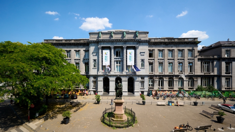 photo de batiment de l'université. Place du 20-août, La Grand Poste et l'Aquarium. photo Jean Louis Wertz