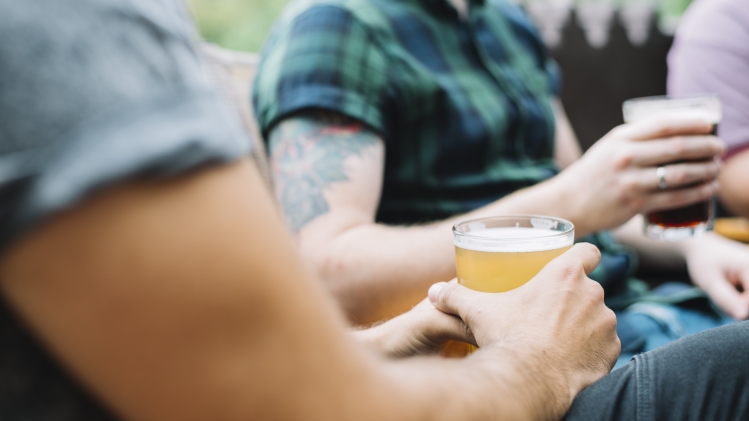 gros-plan-de-hommes-amis-a-verre-verre-alcoolise.jpg
