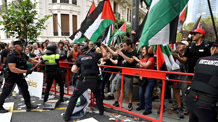 CYCLING-ESP-VUELTA-PALESTINIAN-DEMO-G1MR5J3S0.1.jpg
