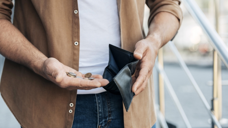gros-plan-mains-tenue-portefeuille-et-pieces.jpg