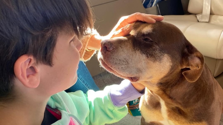 Sa chienne Lua avec son fils Benjamin en 2020