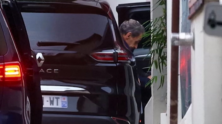 Nicolas Sarkozy rentre chez lui après avoir passé 20 jours en prison.
