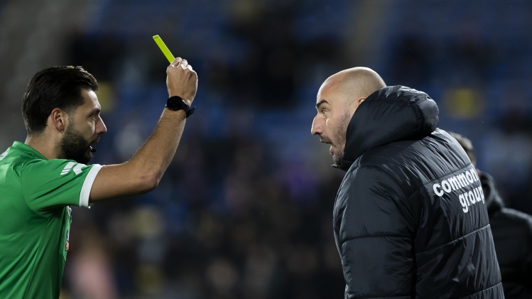 Stijn Stijnen recevant un énième carton jaune cette saison le 25 octobre contre Beveren