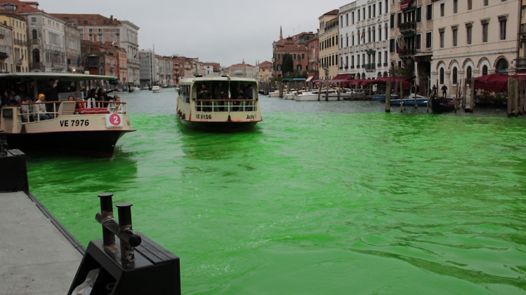 Le Grand canal a été teint durant une manifestation intitulée «Stop écocide»