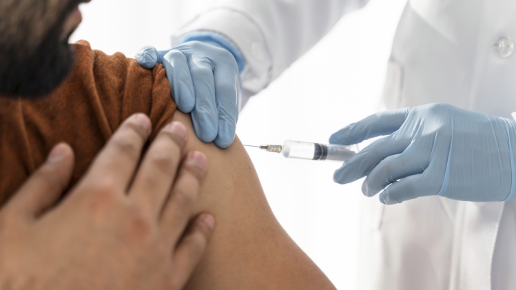 l-homme-se-fait-vacciner-par-un-medecin-gros-plan.jpg