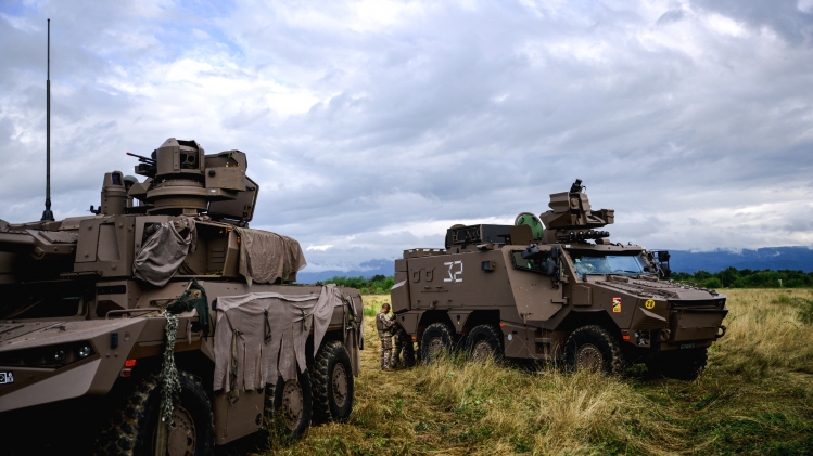 A droite, un véhicule blindé multirôle VBMR Griffon lors d’un exercice militaire français.