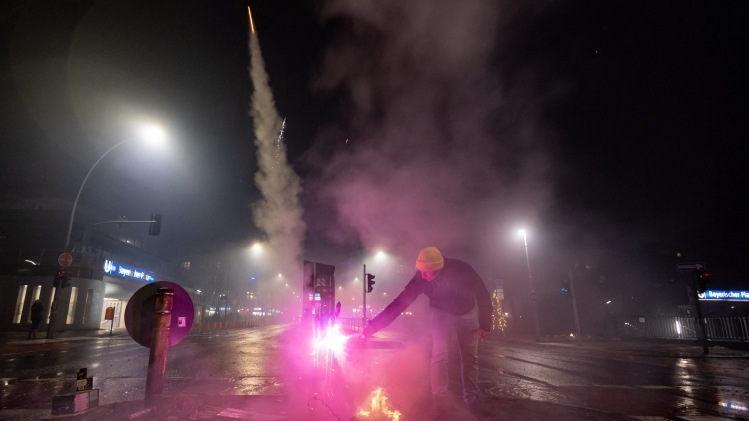 Des fêtards tirent des feux d’artifice pour célébrer le Nouvel An, à Berlin, le 1er janvier 2026.