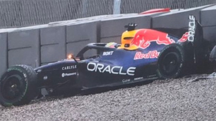 Isack Hadjar dans le mur avec la RB22.