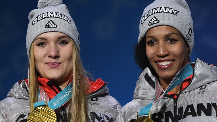Lisa Buckwitz et sa partenaire Mariama Jamanka posant avec leurs médailles d’or aux Jeux olympiques d’hiver 2018 à Pyeongchang.
