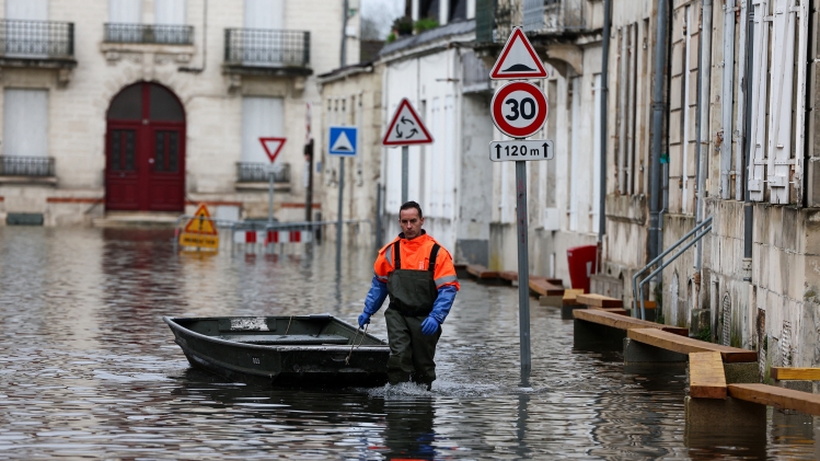Les travailleurs municipaux viennent en aide à la population à l’aide de barques.